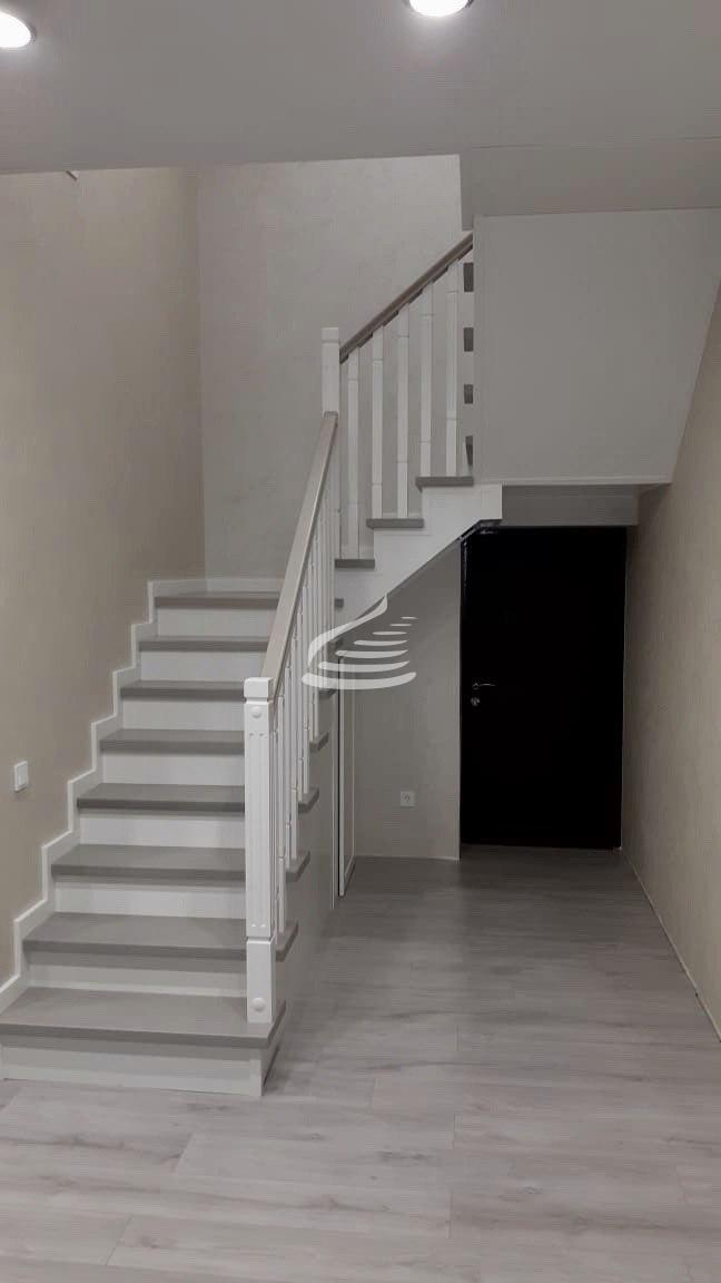 Современная лестница в светло-серых тонах. Константиновка