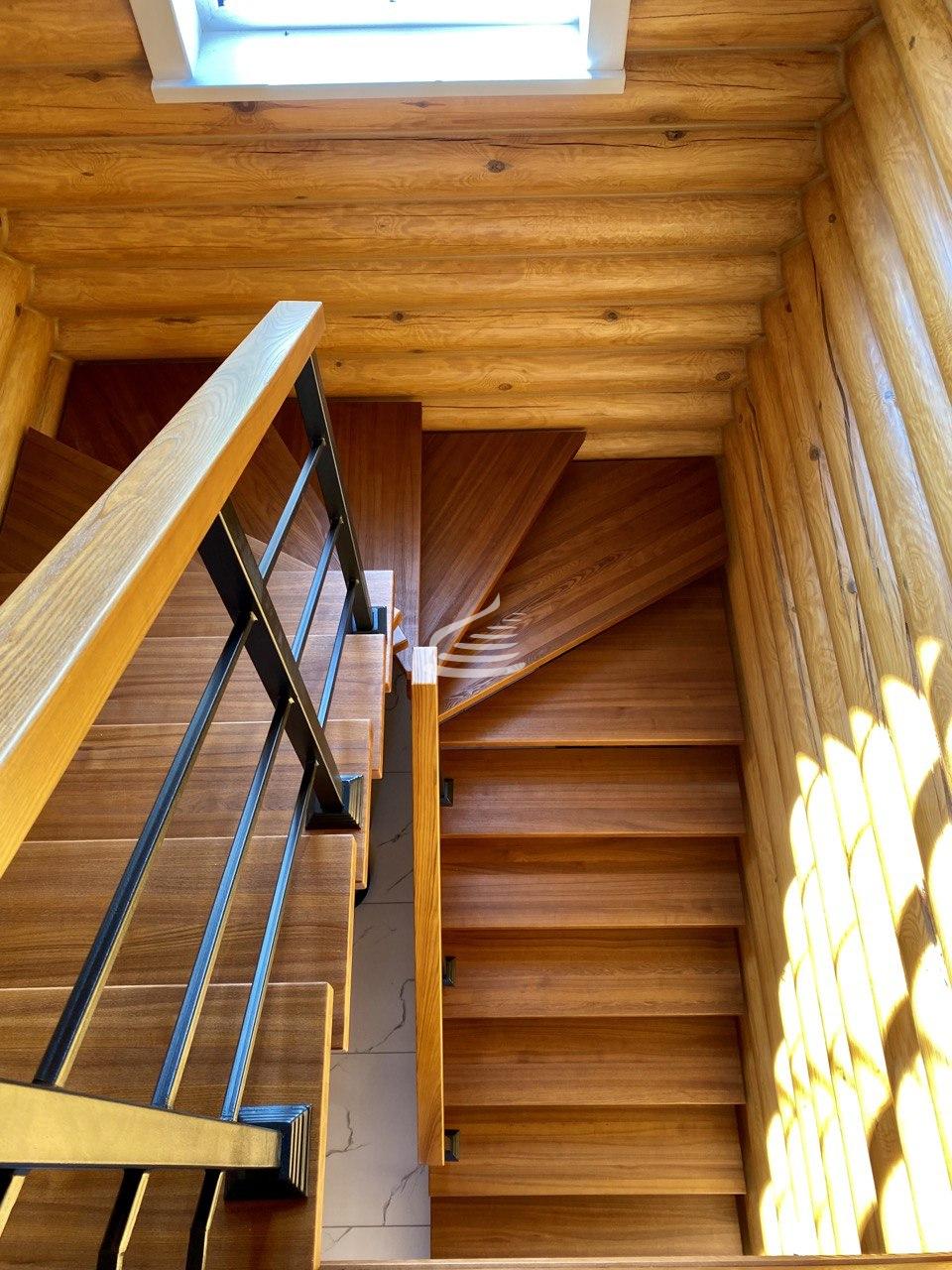 Лестница на монокосоуре полностью изготовлена из массива Ясеня. Нижний Услон
