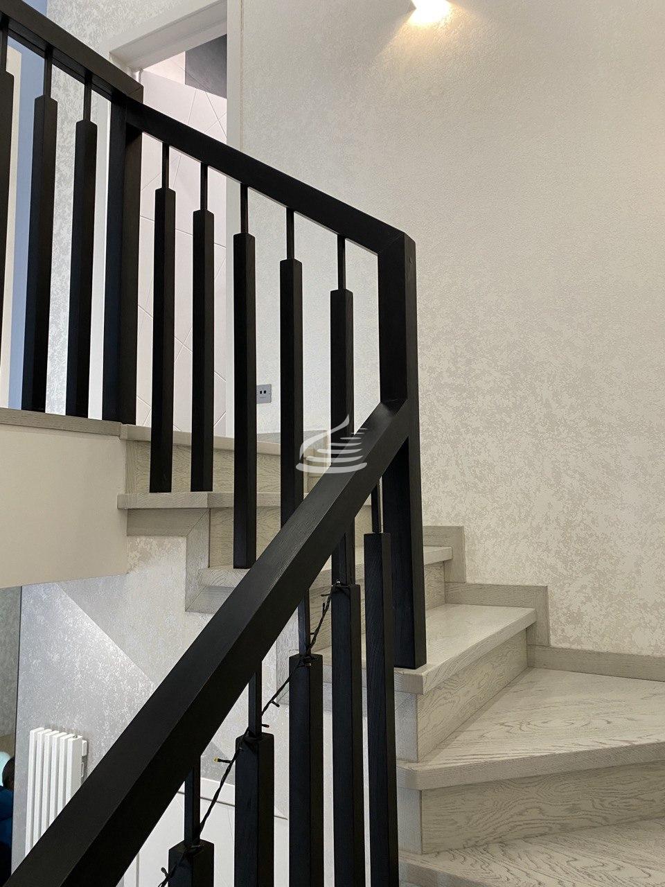 Стильная лестница с комбинированными балясинами