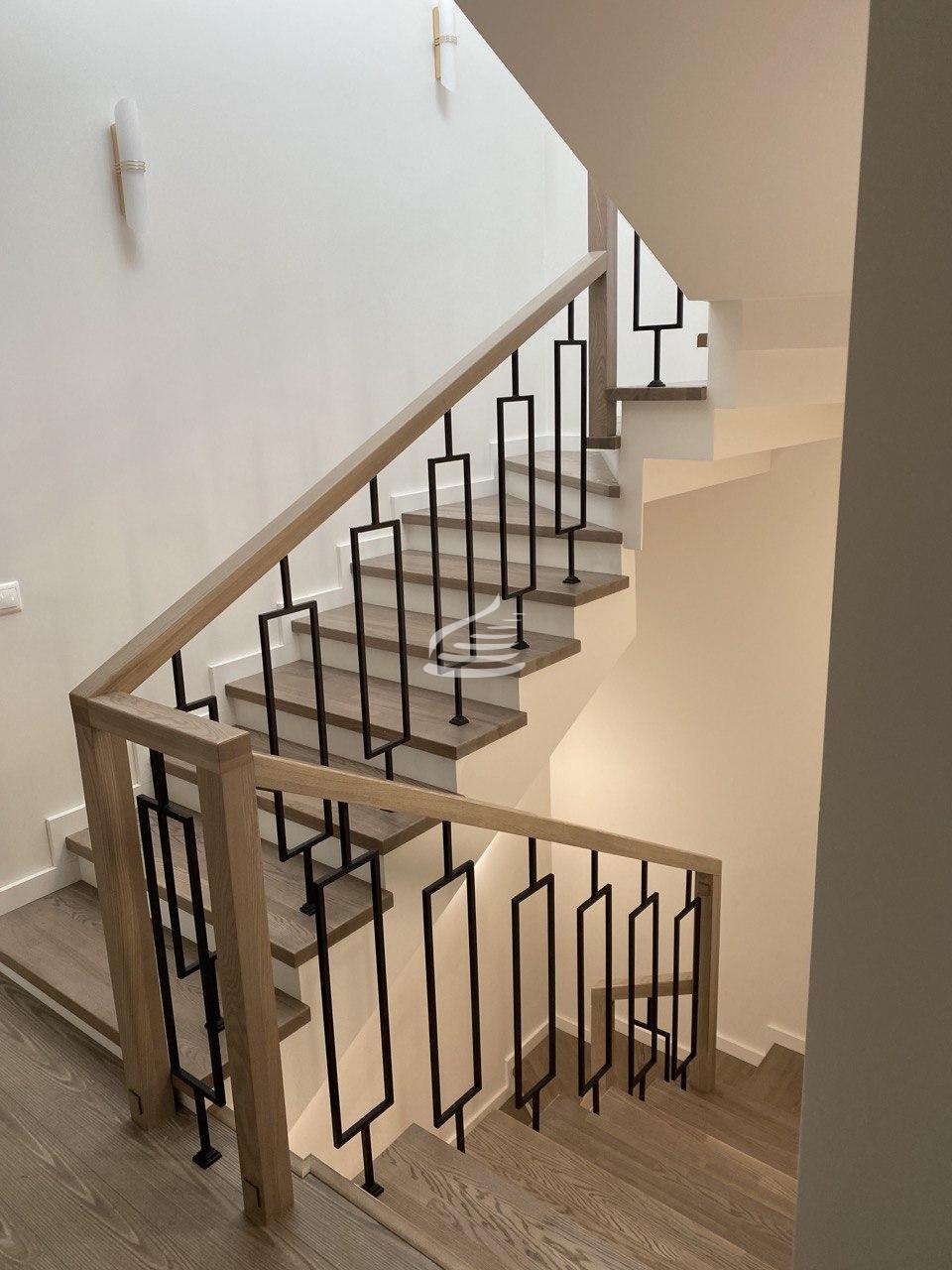 Лестница в натуральных природных оттенках Ясеня очень светлая и гармонично вписывается в интерьер, а стильный лаконичный дизайн ограждения в виде рамок, покрашенных в оттенок "чёрный муар" придаёт лестнице яркость и современность. 3 этажа.