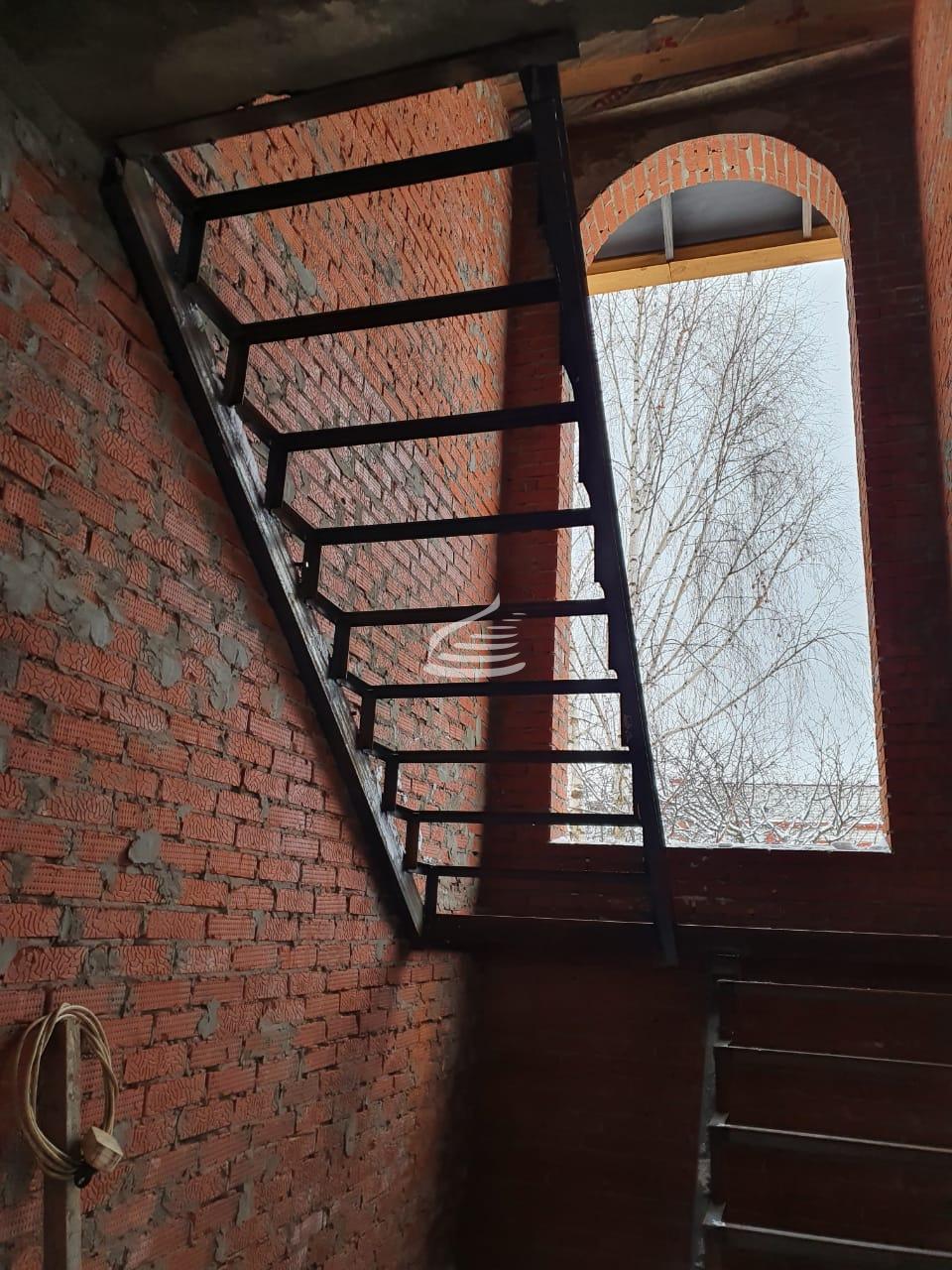 Металлокаркас лестницы закрытого типа, п.Семиозерка