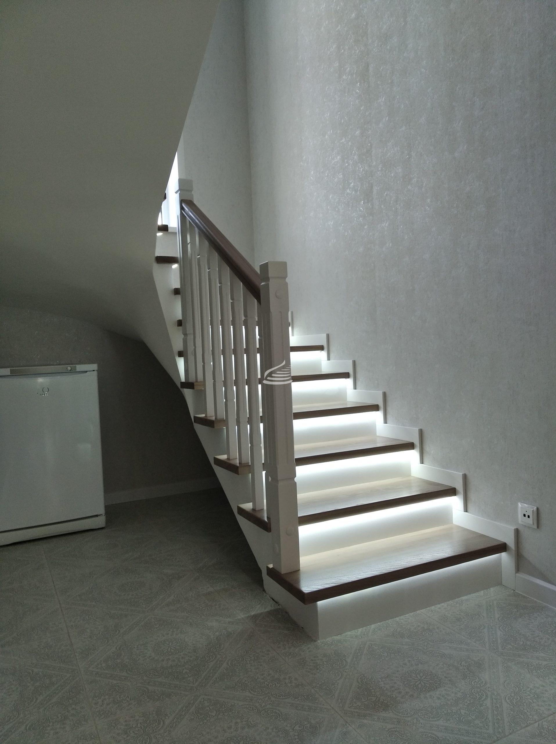 Классическая лестница в современном стиле с подсветкой. Высокая Гора
