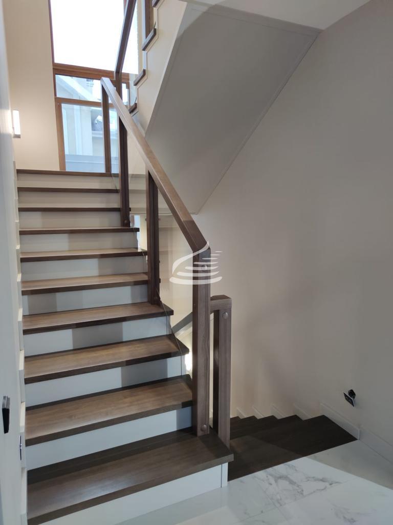 Лестница в современном стиле со стеклянным ограждением в столбиках.