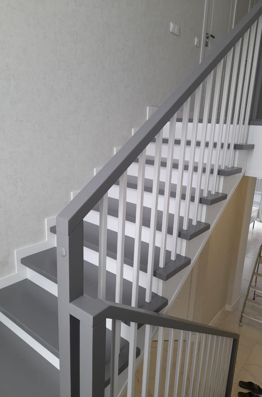 Лестница с металлическими балясинами белого цвета. Вознесенское.