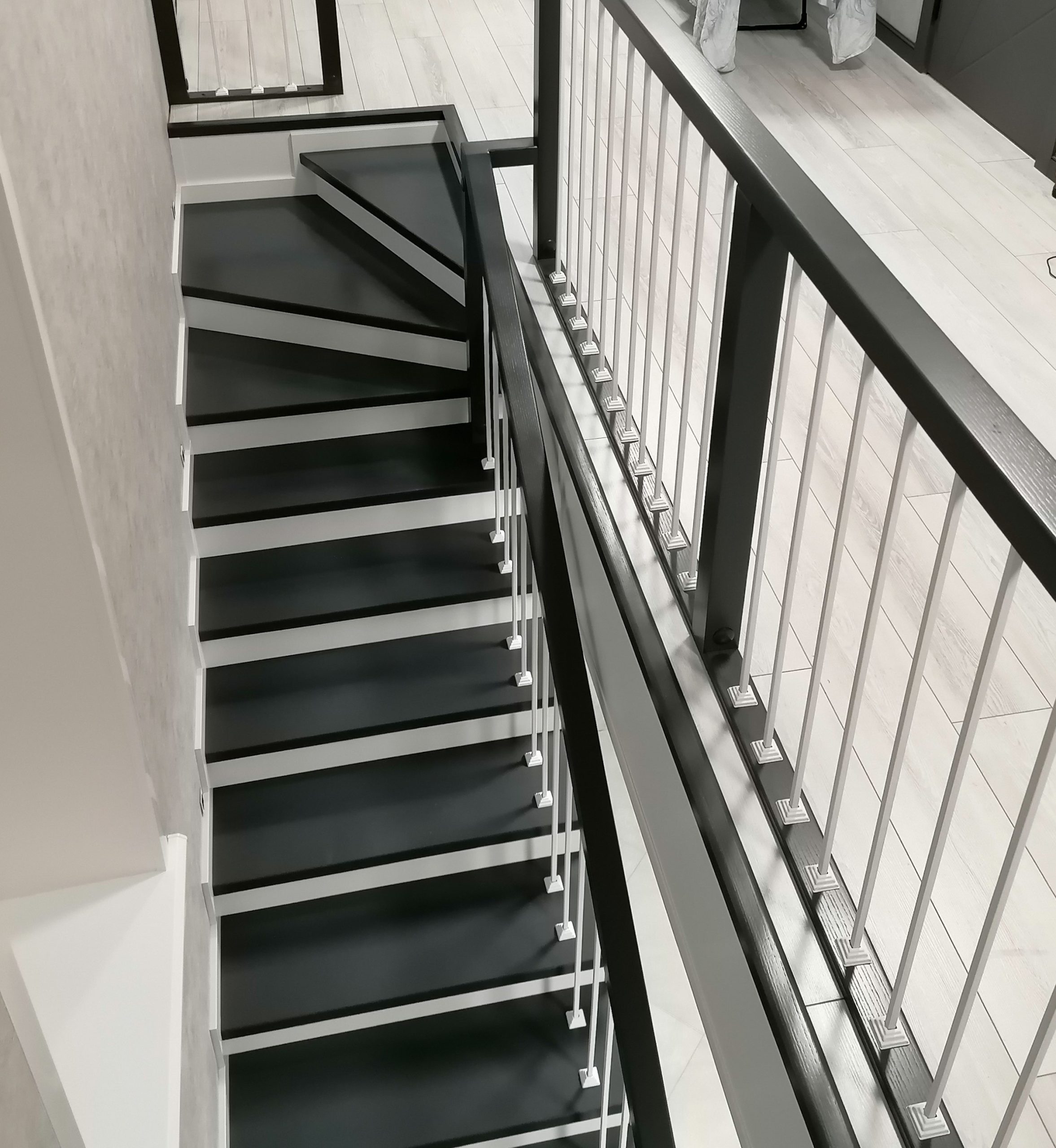 Контрастная лестница с металлическим ограждением. Озерный